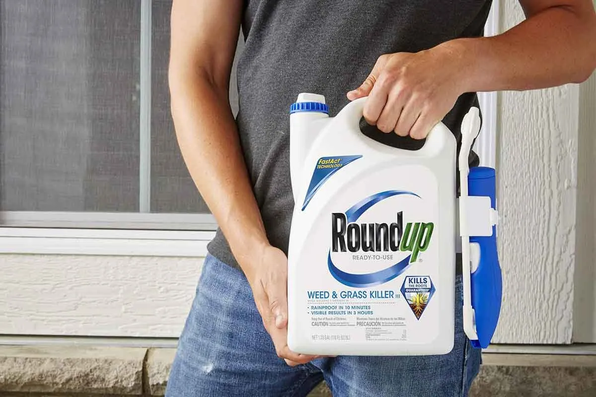 Roundup® Weed & Grass Killer III,  Ready-to-Use, Comfort Wand (1.1 Gallon)