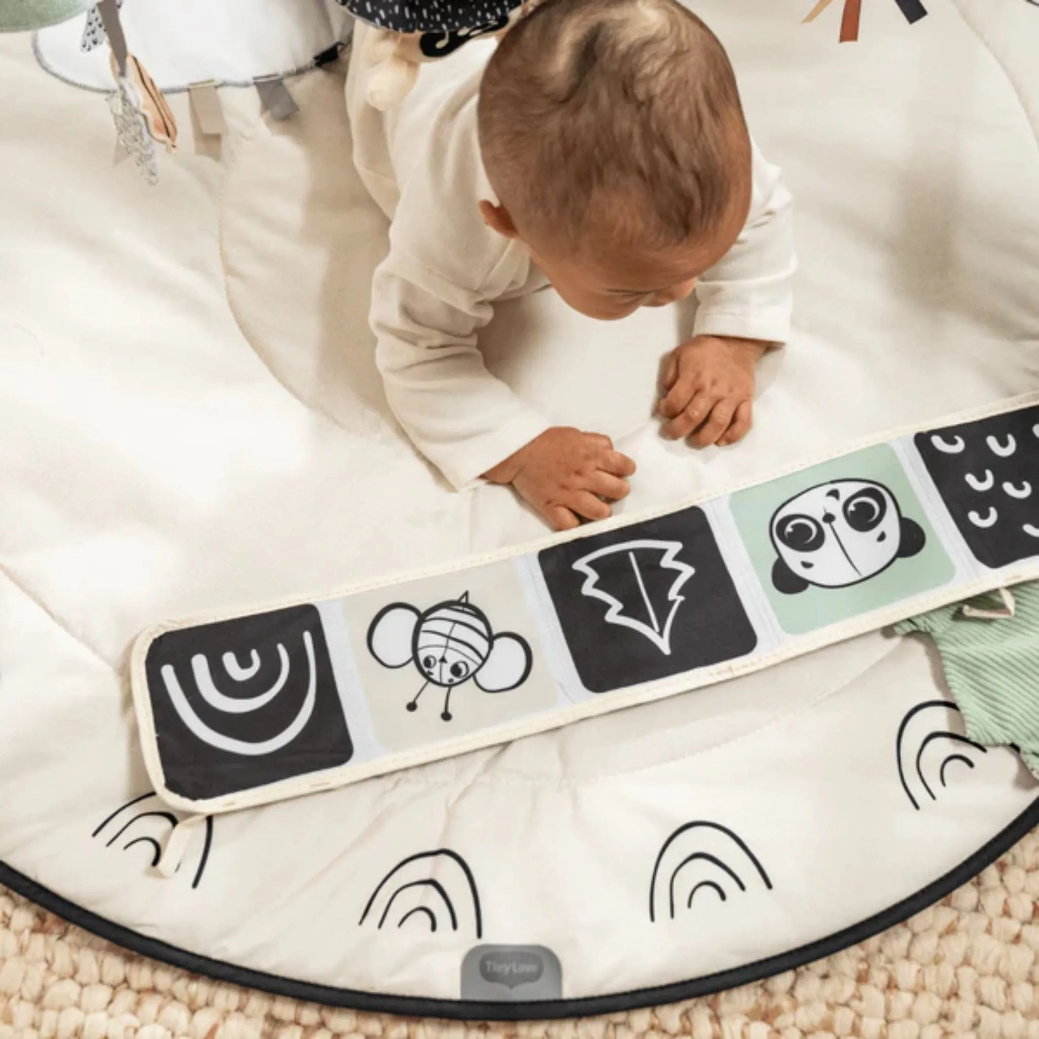Tiny Love Luxe Gymini Black & White Décor